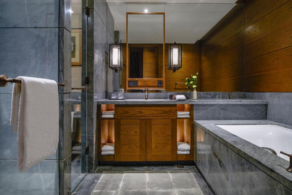 Hyatt Regency bathroom
